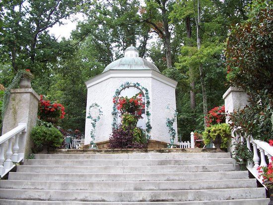 Parrot Mountain & Gardens